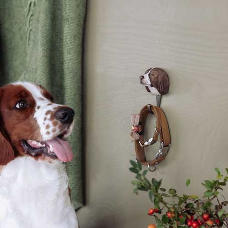Håndskåret Krok – Engelsk Springer Spaniel Wildlife Garden