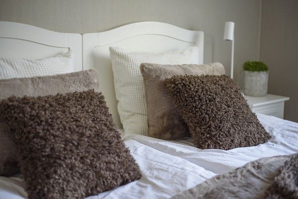 Hovedbilde Pute med fyll Wooly 45x45 cm, brun - Skinnwille