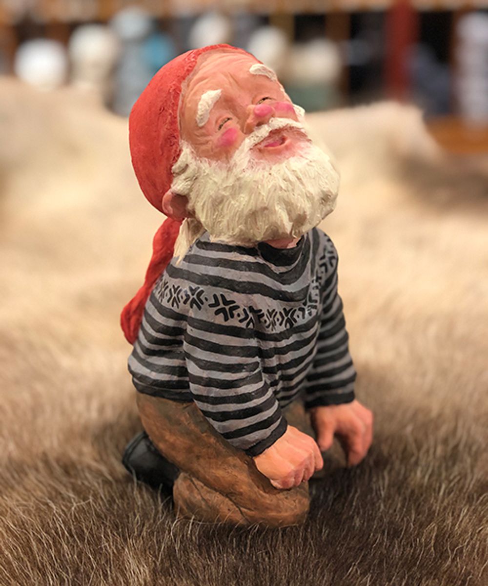 Midthun-Nisse på kne