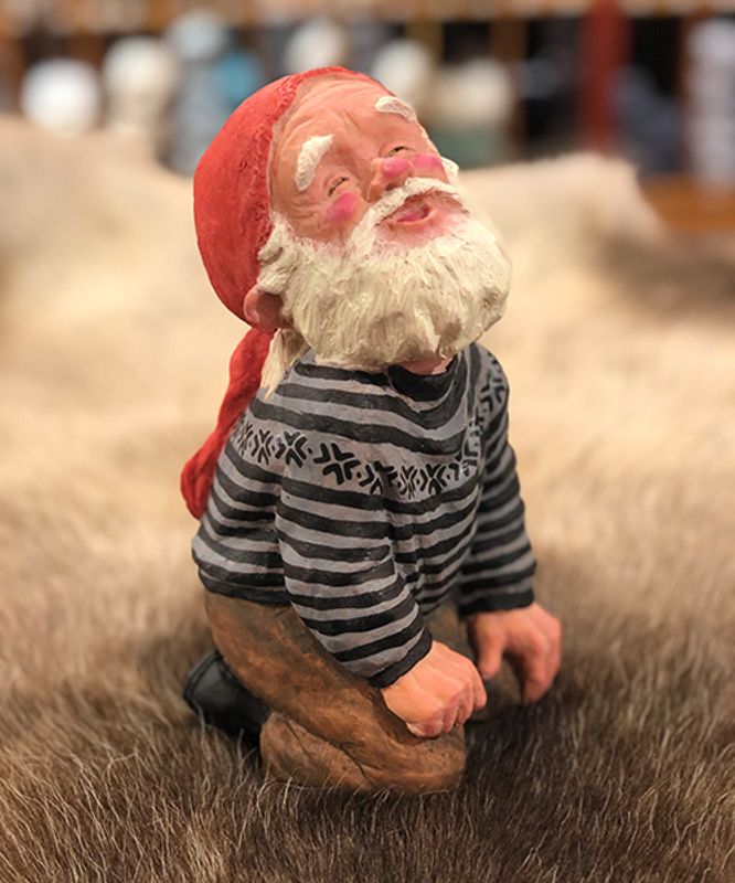 Midthun-Nisse på kne