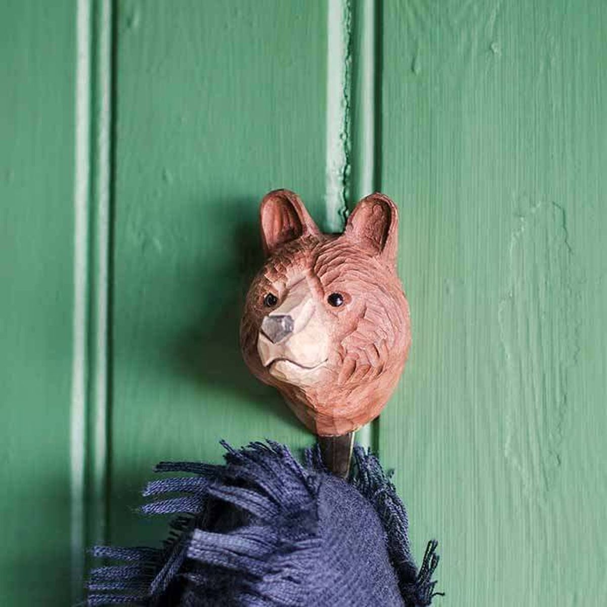 Håndskåret Krok – Brunbjørn Wildlife Garden